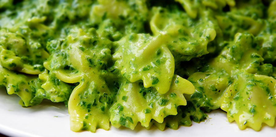 Farfalle with spinach